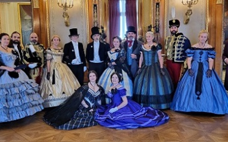 BAL COSTUME
