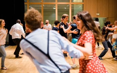 personnes dansant dans une salle 