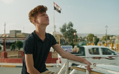 Photogramme tiré du film "Rashid, l'enfant de Sinjar" montrant un enfant regarder vers le ciel