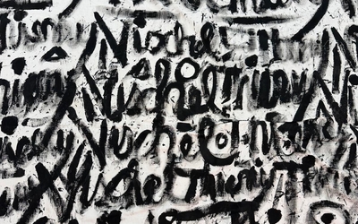Peinture noir et blanc de Thierry Vischel, son nom répété en boucle à l'encre noire sur toile blanche.