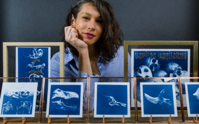 Portrait Soraya Meunier entourée de cyanotype dans un univers bleuté