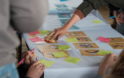 Cartes de la fresque de la santé mentale disposée sur une table