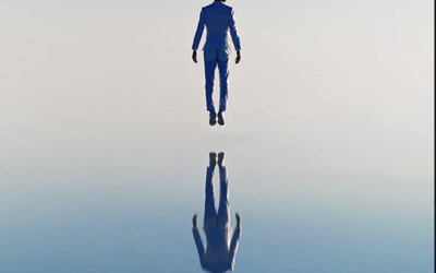 Un homme flotte au-dessus de son reflet