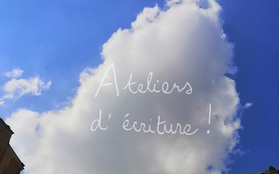 Une photo d'un nuage dans le ciel bleu sur lequel est écrit "Ateliers d'écriture !"