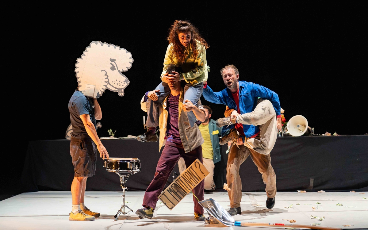 Frasques, un spectacle de cirque cosmique et poétique au Théâtre Silvia Monfort