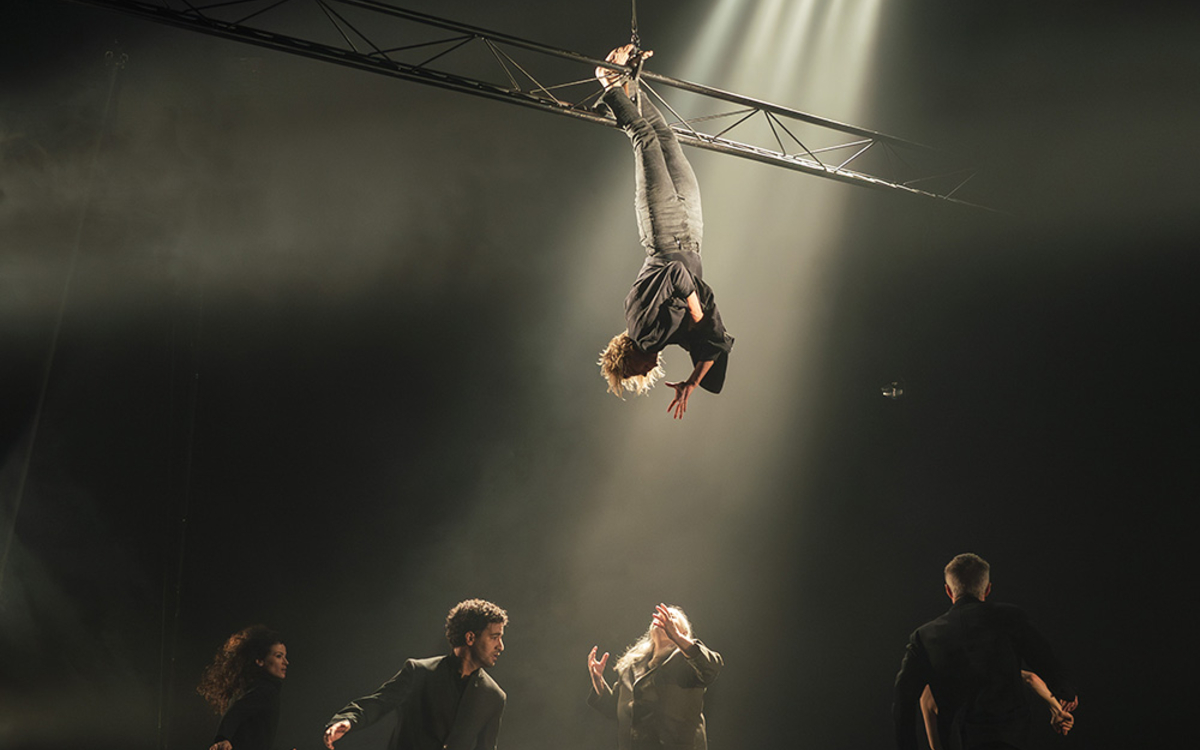 La Chute des Anges, un spectacle de cirque spectaculaire et envoûtant au Théâtre Silvia Monfort
