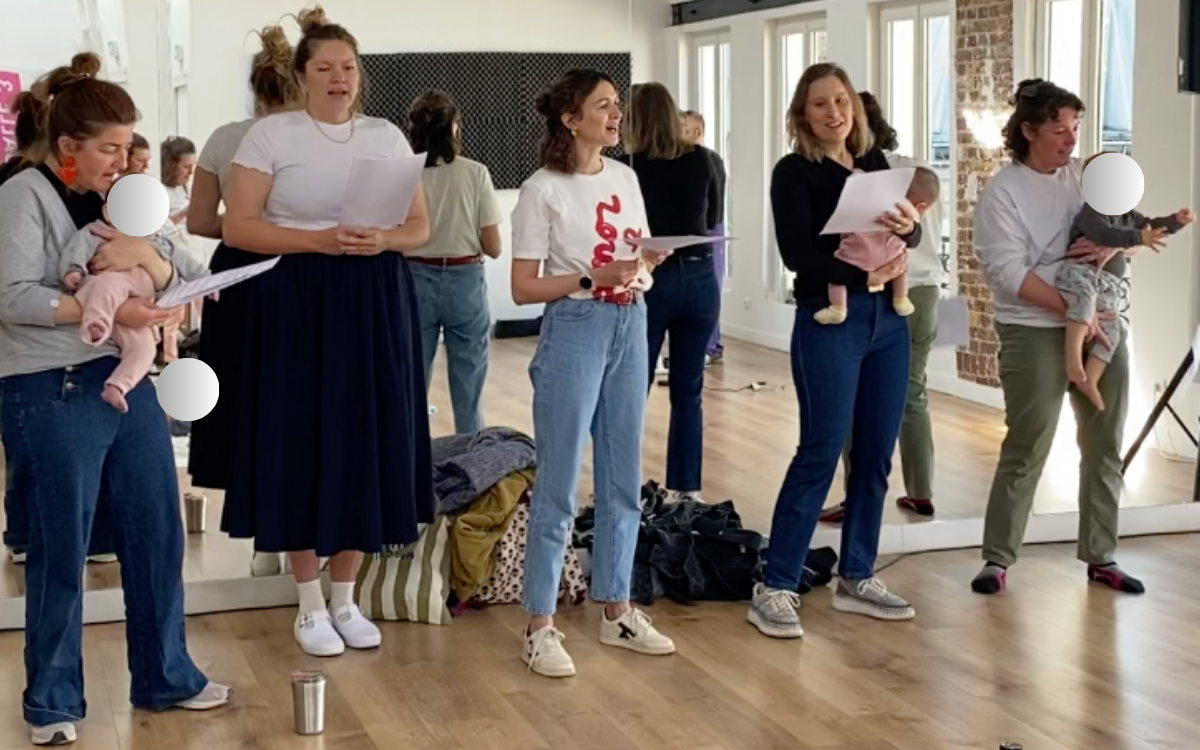 On voit des femmes qui chantent en tenant leurs bébés