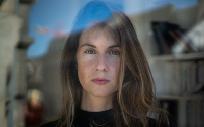 Maud Blandel, artiste et chorégraphe à l'origine de ce spectacle, prise en photo de face, en portrait