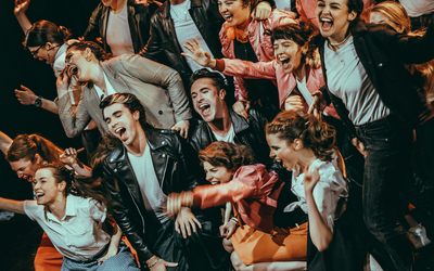 Photo de groupe spectacle Grease Ateliers Nemorosa 2026