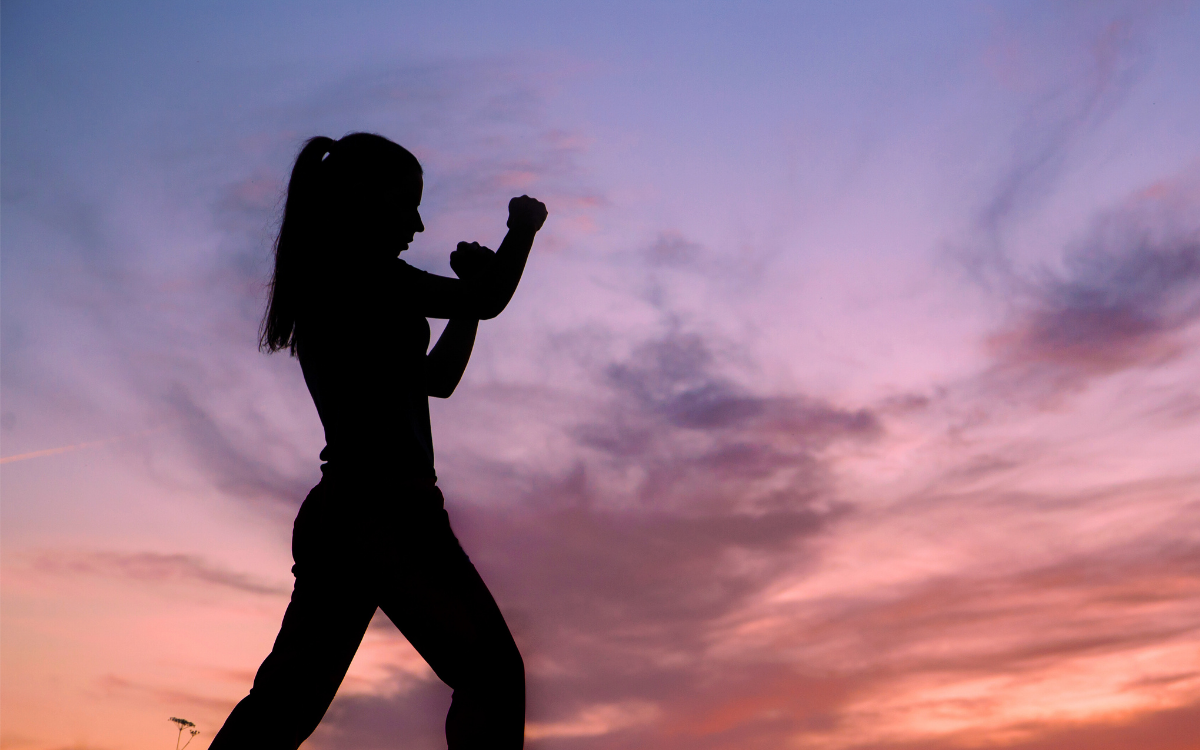 Une femme en position de self-défense féminine