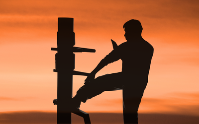 Eleve de wingtsun pratiquant sur un mannequin de bois
