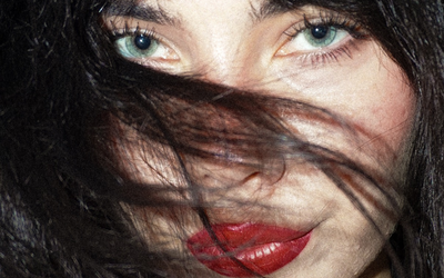 Le visage de la chanteuse prometteuse Rock Cassily associé au logo du media culturel LMKY qui explore la pression d'etre vu dans les milieux artistiques