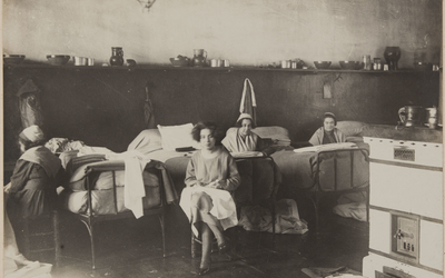 photo d'Henri Manuel, Dortoir de l'infirmerie avec détenues cousant, prison Saint-Lazare, 1929-1931