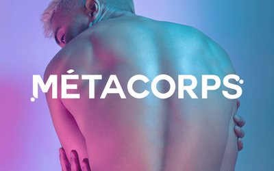 Visuel du spectacle "Métacorps" du Cirque Fier·e·s : Vue sur un dos illuminé d'une lumière bleue et rose sur lequel est apposé le logo du spectacle. 