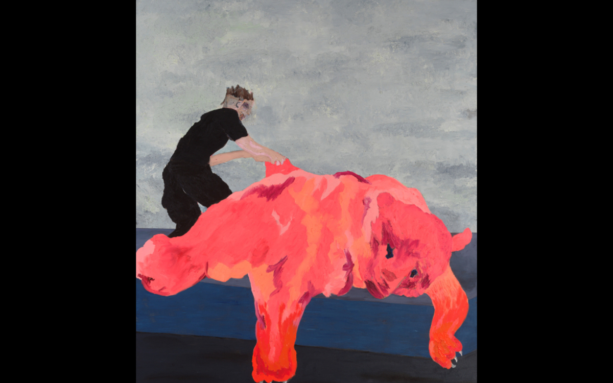 Toile de Florian Krewer représentant un homme habillé en noir tirant un ours peint en rose