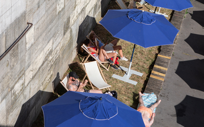 Repos sous parasol à Paris Plage. 