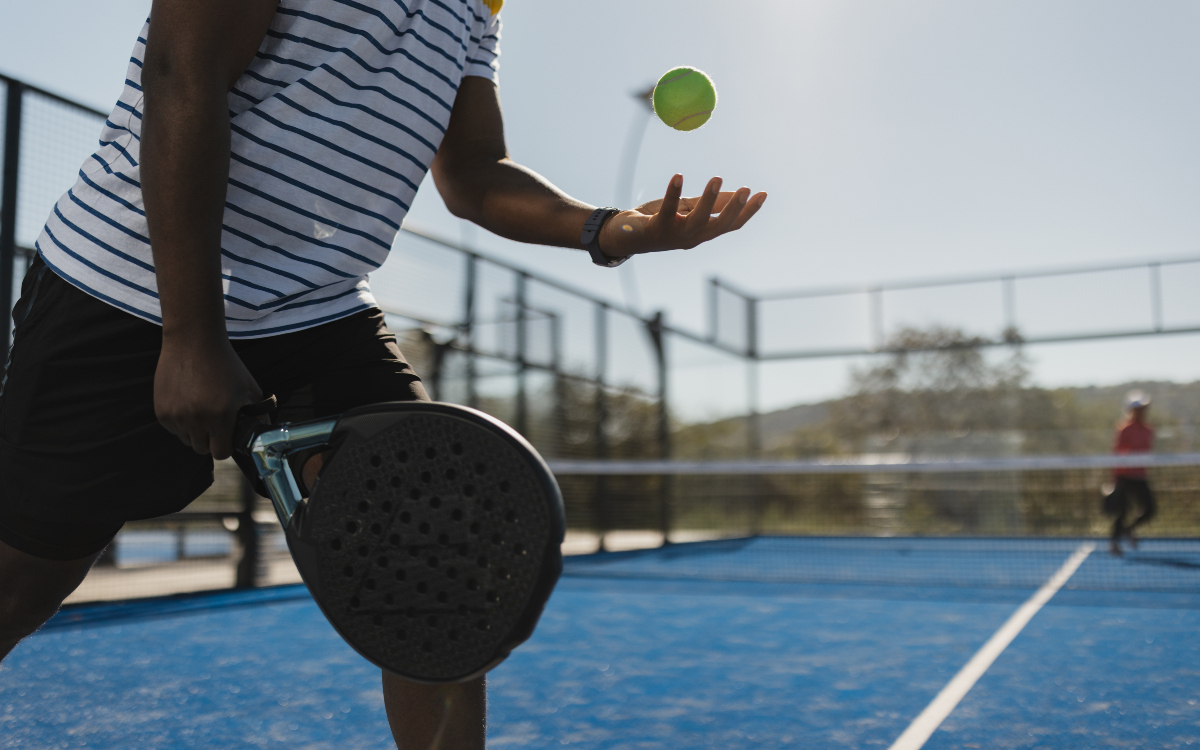 Un homme joue au padel