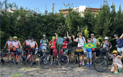 plein de cycliste joyeux et engagés pour la cause climatique 