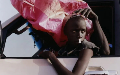 Photographie représentant une femme dans une voiture