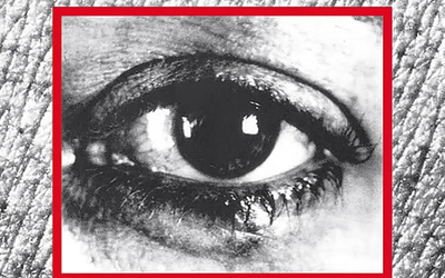 Photographie en noir et blanc représentant un oeil dans un carré rouge
