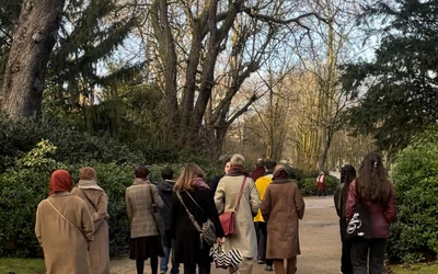 Groupe de visiteur en promenade dans un parc