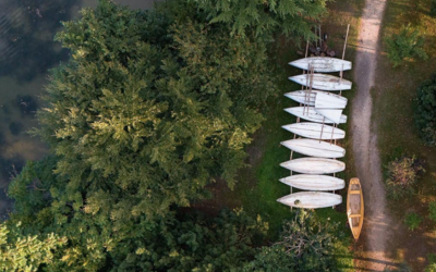 vue de barques au bord du lac