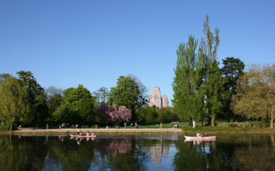 Vue sur le lac et ses barques