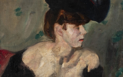 Portrait peint d'une femme de profil, à la mode du début du XXe siècle, portant une robe noire avec un large décolleté et un chapeau noir assorti d'une fleur rouge