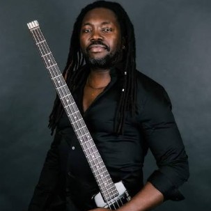 Photographie portrait de Mel Malonga avec sa basse