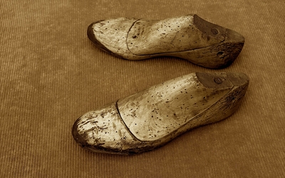 Le grand absent, photographie sépia représentant deux pieds en bois