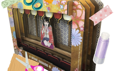 Personnage manga au centre d'un décor en carton