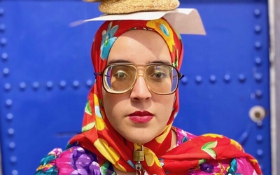Une femme pose avec des pains marocains sur la tête