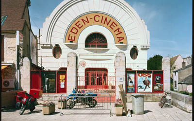 Photo de Raymond Depardon représentant la devanture d'un cinéma