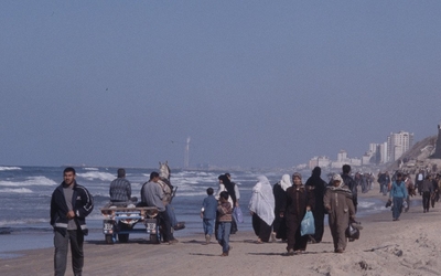 Photographie de gens marchant le long de la mer à Gaza