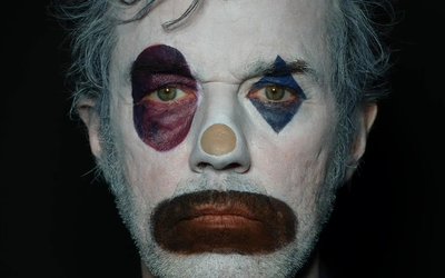 Homme grimé en clown