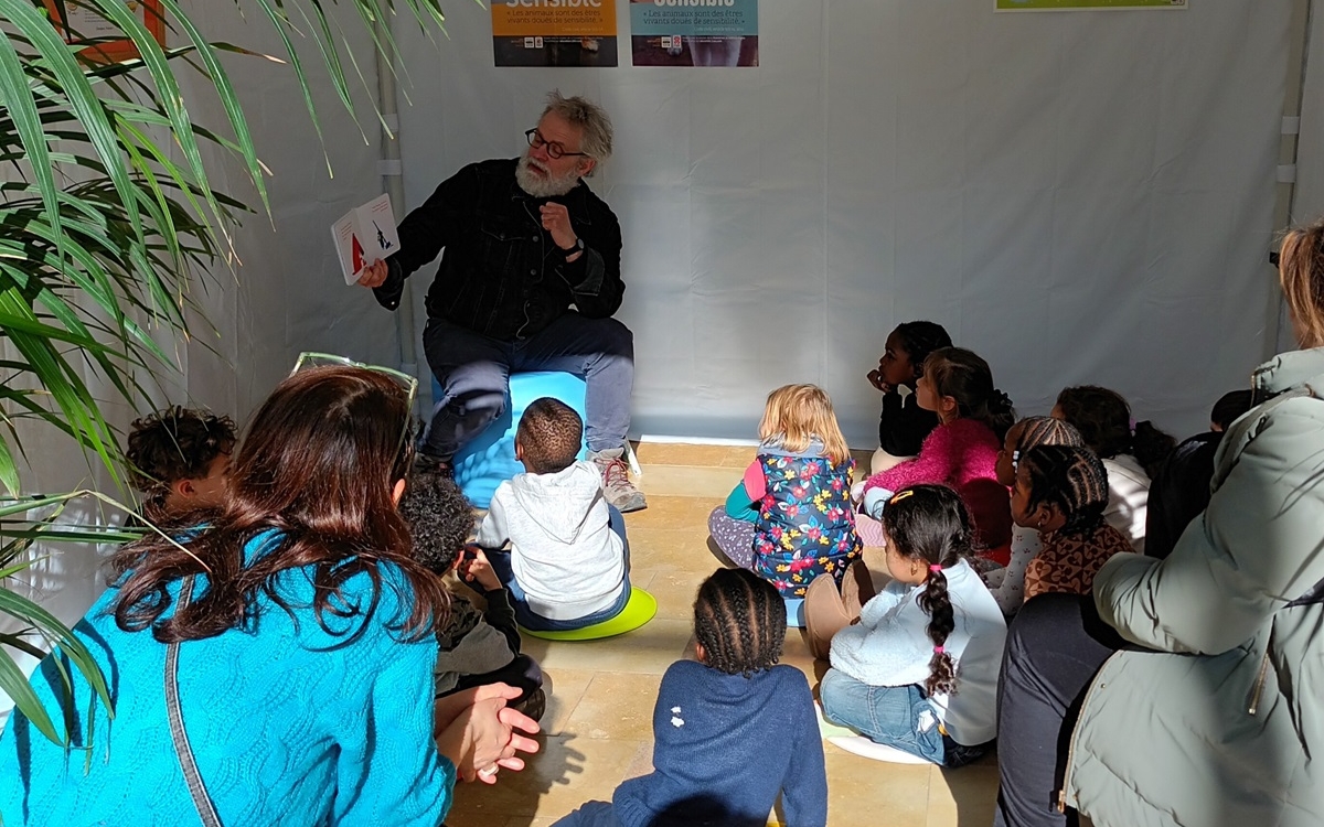 des enfants écoutent la lecture d'une histoire