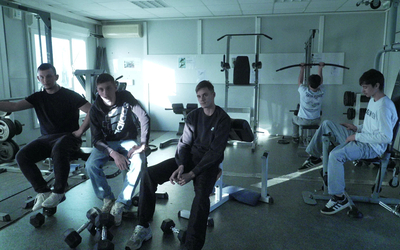 Photographie de cinq jeunes dans une salle de sport