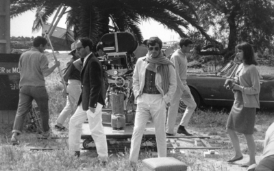 Photographie en noir et blanc de Jean-Paul Belmondo sur le tournage de « Pierrot le fou »