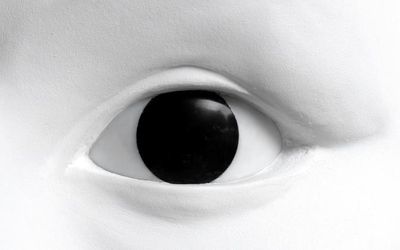 Oeil noir sur un moule blanc