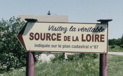 Photographie d'un panneau où il y a écrit "Source de la Loire"