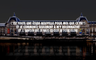 Texte en LED projeté sur la façade du Musée d'Orsay