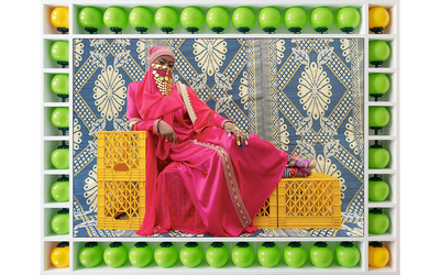 Oeuvre de Hassan Hajjaj représentant une femme vêtue d'un vêtement rose 