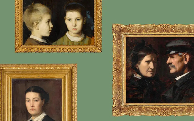 Visuel de l'exposition « Portraits de famille » représentant des portraits accrochés à un mur de couleur vert sauge