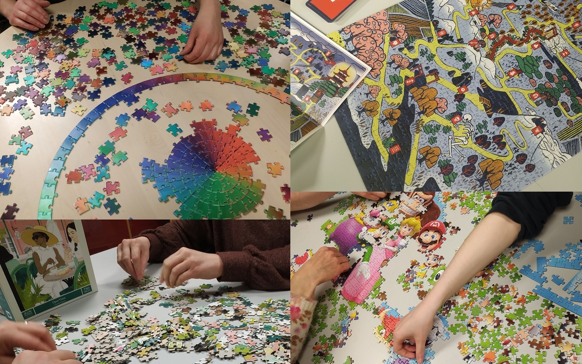 Quatre images de puzzles en train d’être faits.