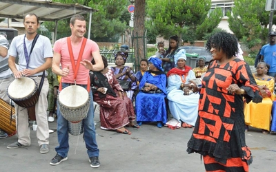 Musiciens jouant des percussions traditionnelles aux côtés d’une danseuse lors d’une précédente Fête des griots de l’Afrique de l’Ouest à Paris 20e.