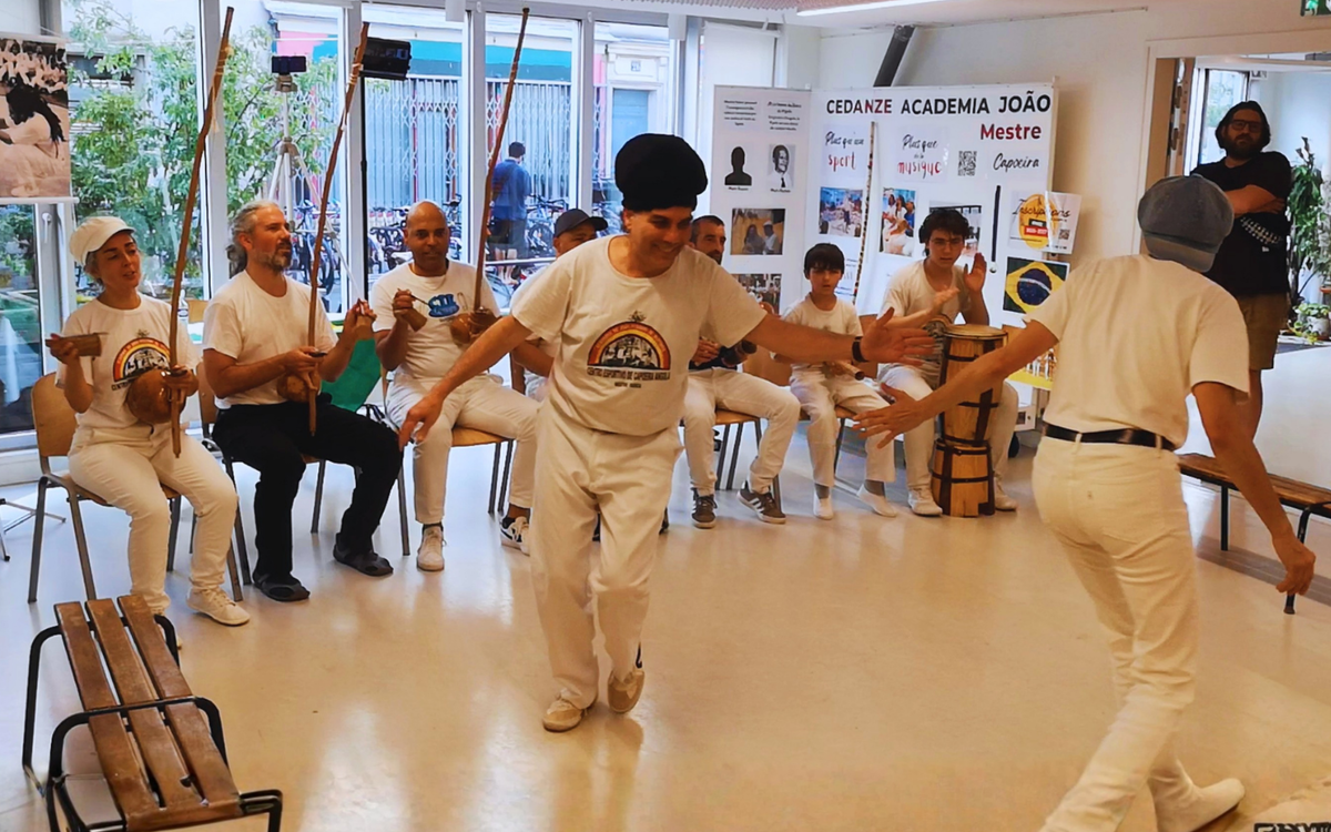 Roda de Capoeira, mouvements, instruments musicaux, sourires