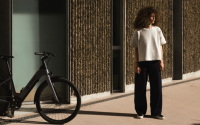 Une femme pose près de son vélo