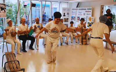 Roda de Capoeira, mouvements, instruments musicaux, sourires