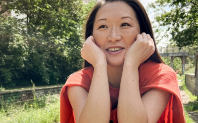 Keiko, journaliste dans le 12e pose dans cette exposition