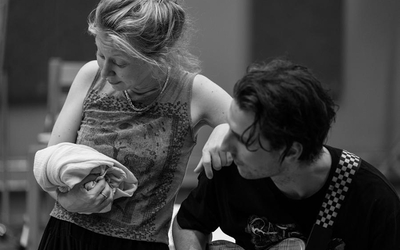 Photos en noir et blanc d'une femme et un homme tenant ce qui ressemble à un bébé mais il s'agit d'un linge